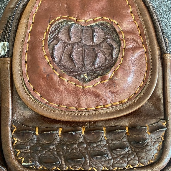 Vtg Leather cross body with alligator accent - Picture 8 of 10
